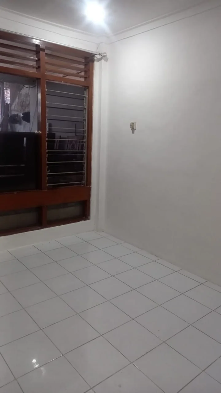 DISEWAKAN RUMAH SIAP HUNI DI PETEMON SURABAYA BARAT - Thumbnail 5