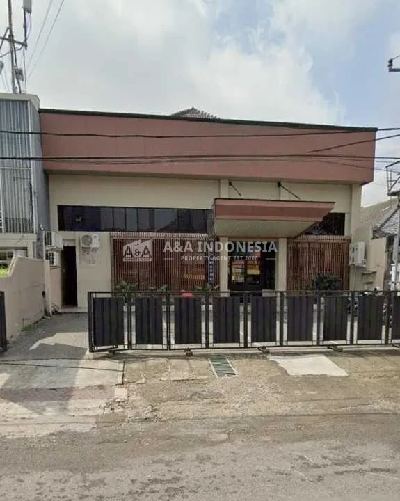 Disewakan Rumah Usaha Lokasi Strategis dan Traffic Ramai Cocok Untuk Resto Jalan Musi Surabaya Pusat - Image 1