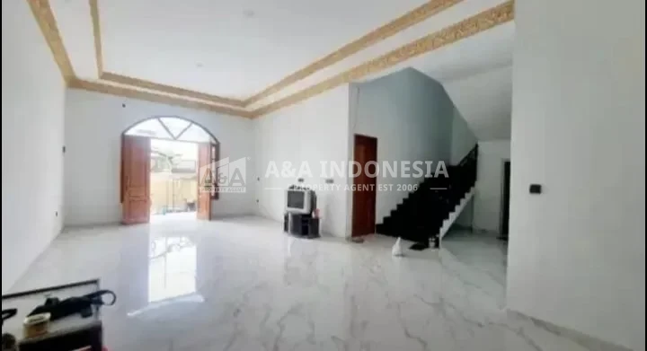 Rumah 2 Lantai Siap Huni Terawat Murah Strategis Manyar Rejo Surabaya - Thumbnail 2