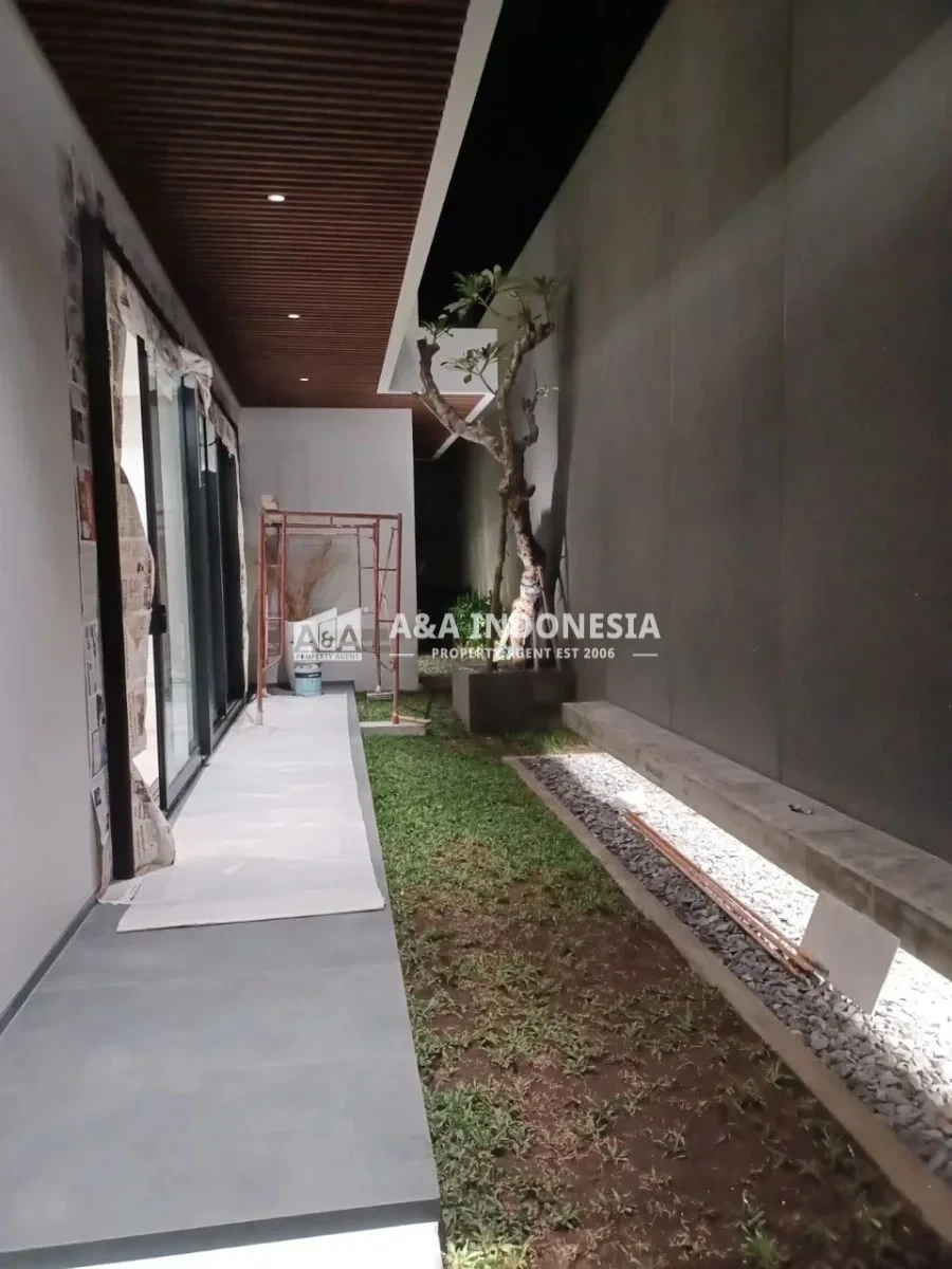 Dijual Rumah Lokasi Strategis Mewah Konsep Villa Bukit Golf Mediterania Citraland Surabaya Barat - Thumbnail 2