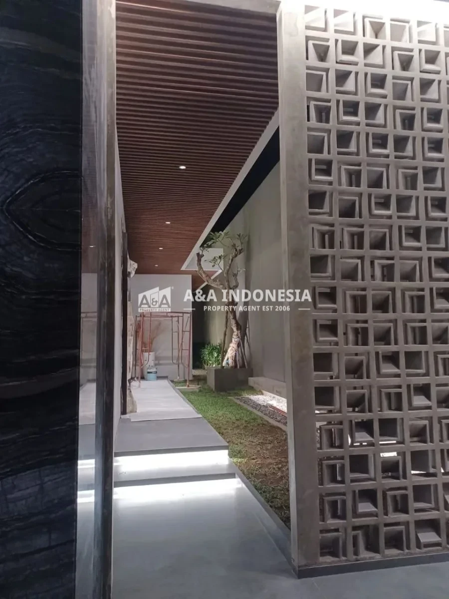 Dijual Rumah Lokasi Strategis Mewah Konsep Villa Bukit Golf Mediterania Citraland Surabaya Barat - Thumbnail 3
