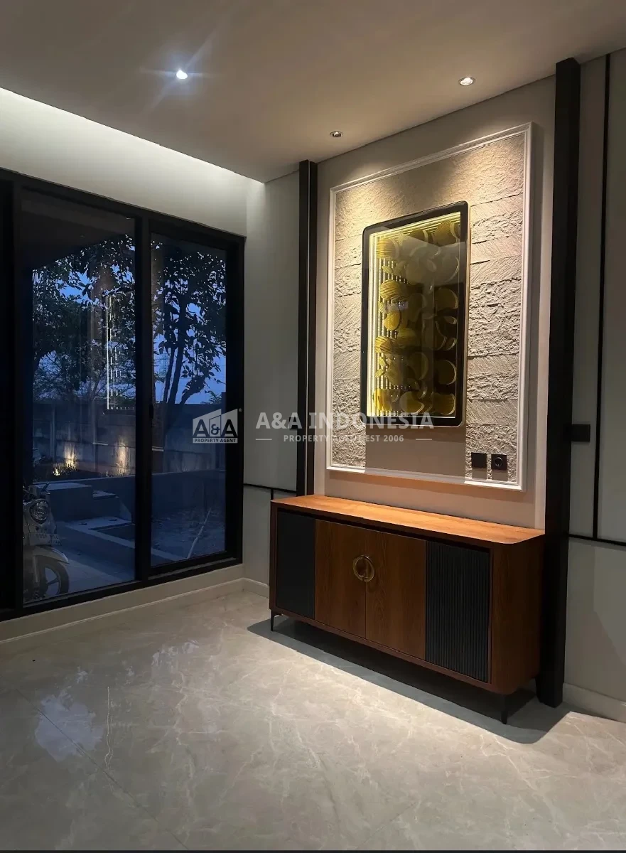 Dijual Rumah Baru Mewah 3 Lantai dengan Private Lift di Royal Residence Surabaya Barat - Thumbnail 2