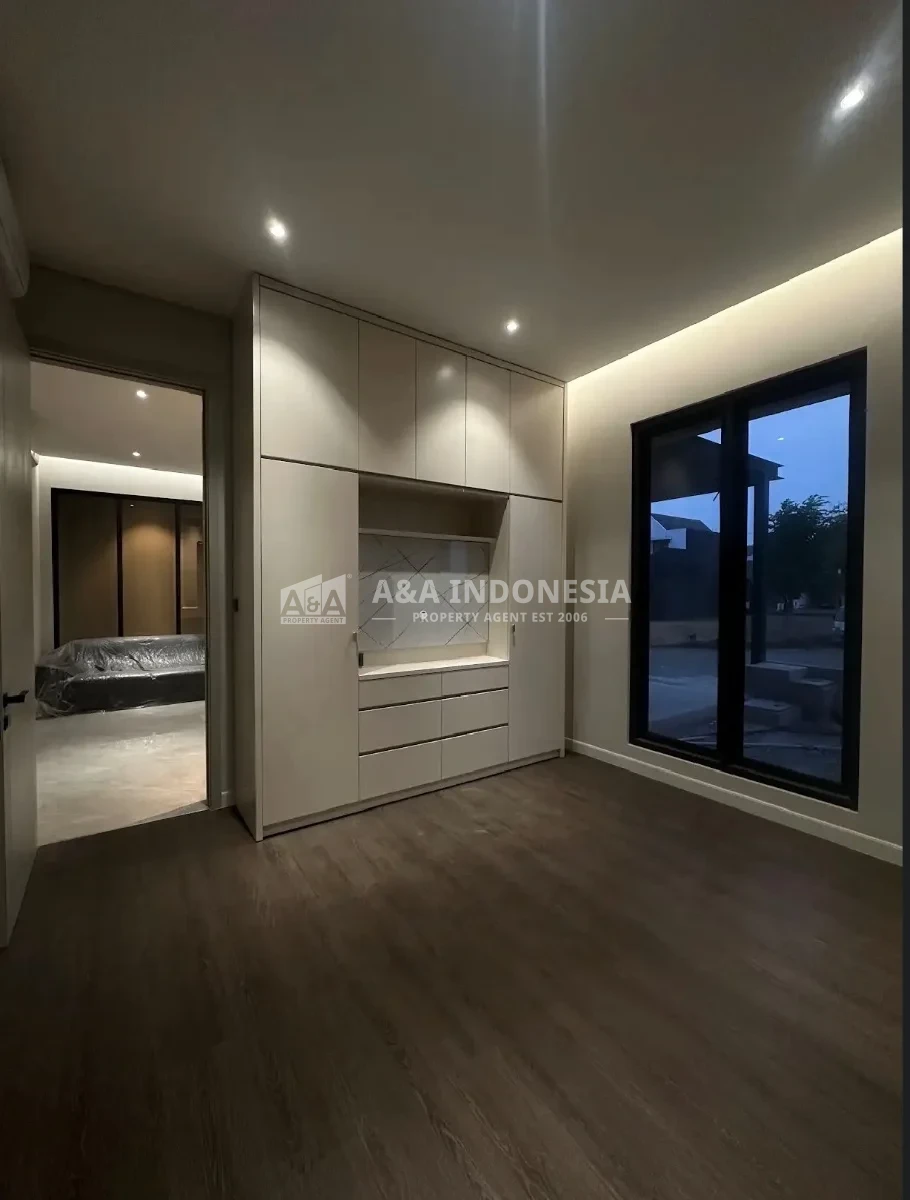Dijual Rumah Baru Mewah 3 Lantai dengan Private Lift di Royal Residence Surabaya Barat - Thumbnail 3