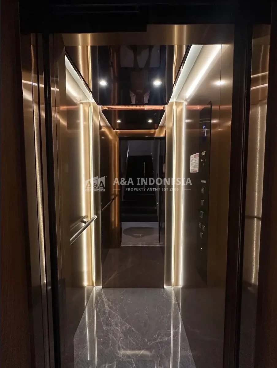 Dijual Rumah Baru Mewah 3 Lantai dengan Private Lift di Royal Residence Surabaya Barat - Thumbnail 4