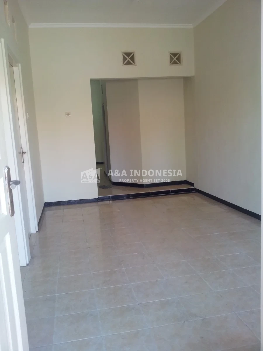 Disewakan Rumah di Taman Wiguna Surabaya Timur —Full Bangunan, Hadap Selatan, Dekat Tol Juanda & MERR - Thumbnail 2