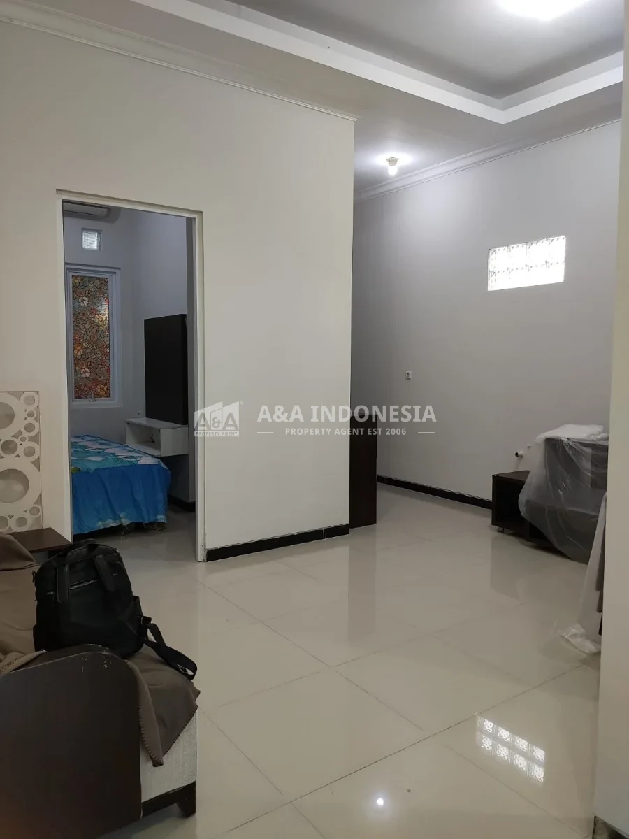 Disewakan Rumah Furnished Sukolilo Dian Regency Surabaya Timur — Hadap Utara, Dekat ITS & MERR, Siap Huni - Thumbnail 2