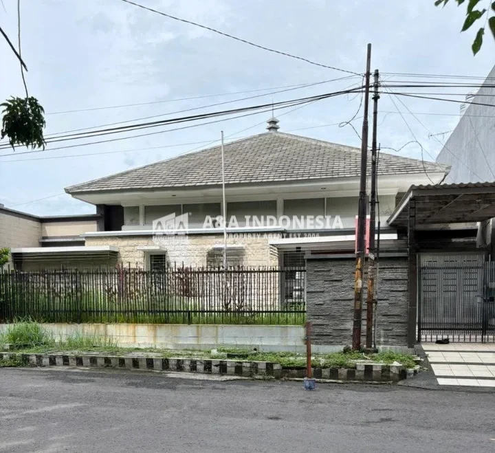 Disewakan Rumah Luas dan Nyaman di Kawasan Eksklusif Cocok Untuk Usaha Kris Kencana Sari Surabaya Barat - Image 1
