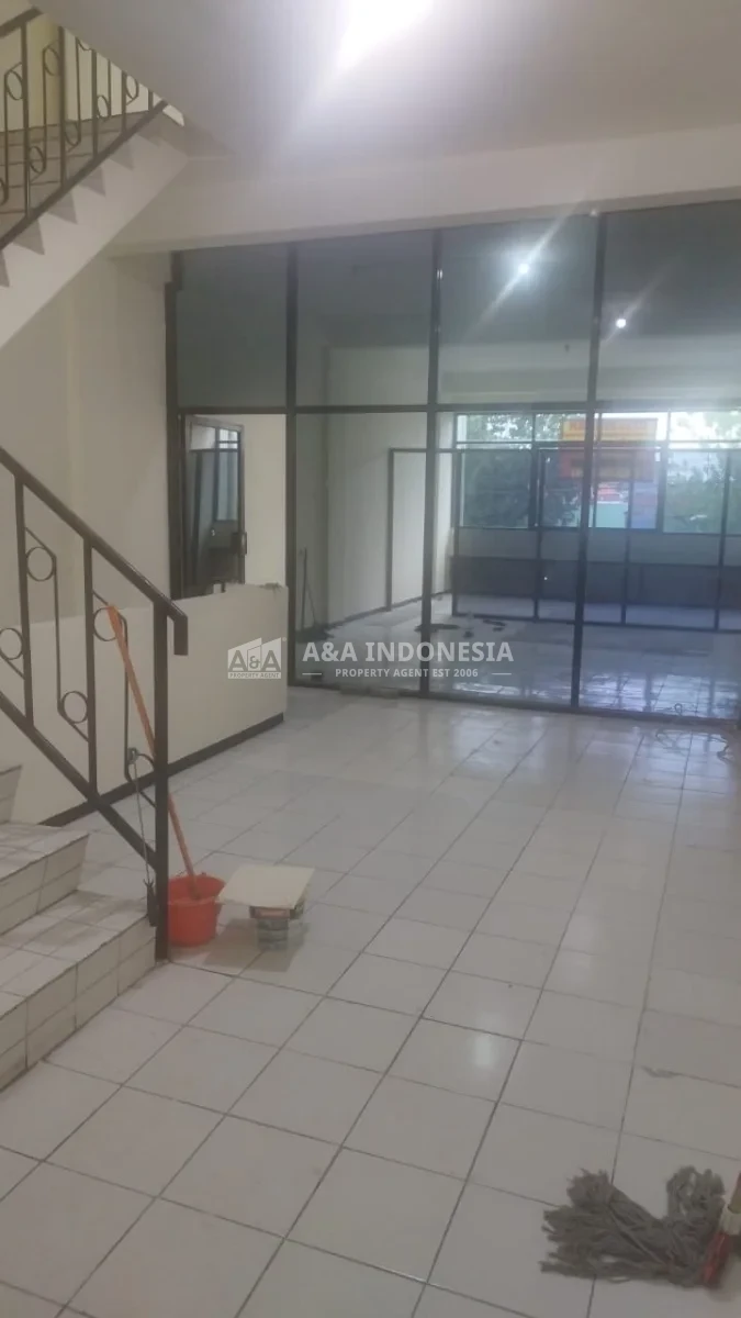 Disewakan Ruko 3 Lantai Strategis Di Ngagel Jaya Selatan Surabaya Timur – Cocok untuk Bank & Kantor - Thumbnail 4