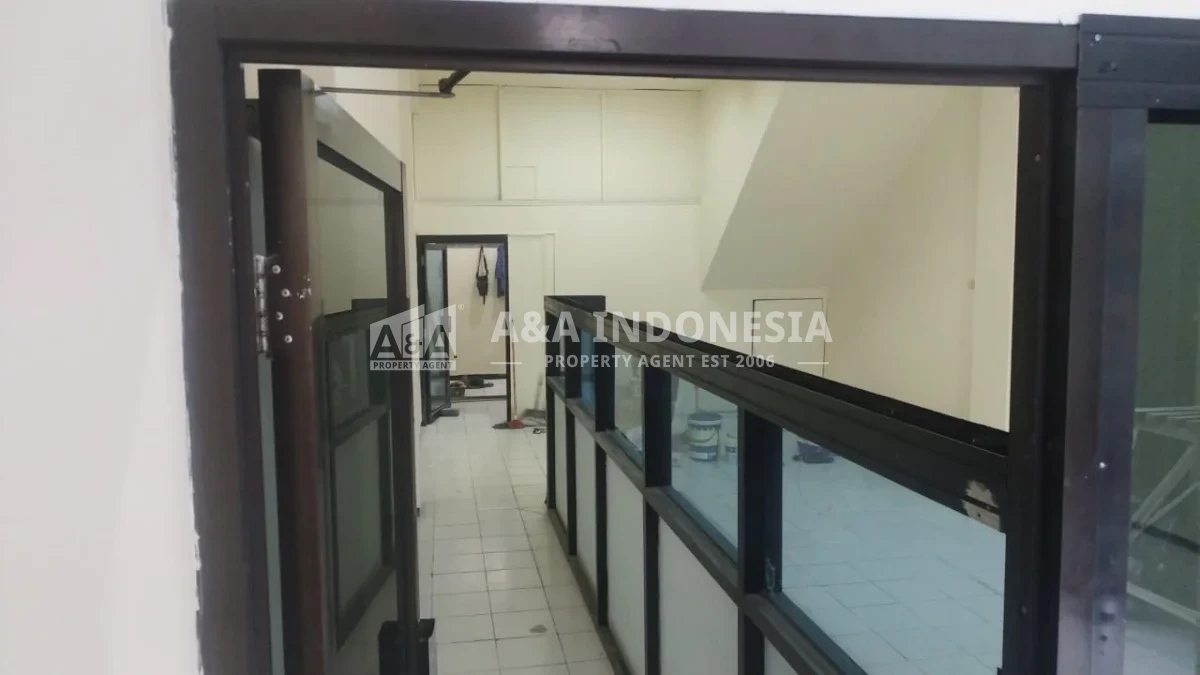 Disewakan Ruko 3 Lantai Strategis Di Ngagel Jaya Selatan Surabaya Timur – Cocok untuk Bank & Kantor - Thumbnail 5