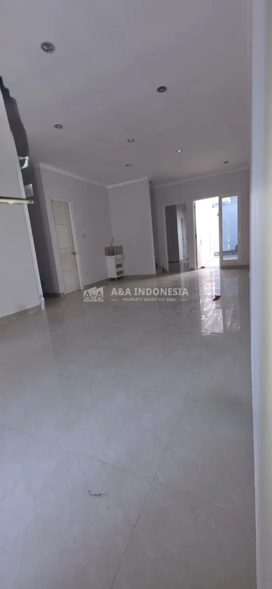 Disewakan Rumah 2 Lantai Bumi Marina Emas Keputih — Cocok Hunian / Kantor, Jalan Lebar, Parkir Luas