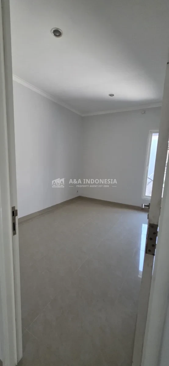 Disewakan Rumah 2 Lantai Bumi Marina Emas Keputih — Cocok Hunian / Kantor, Jalan Lebar, Parkir Luas - Thumbnail 2