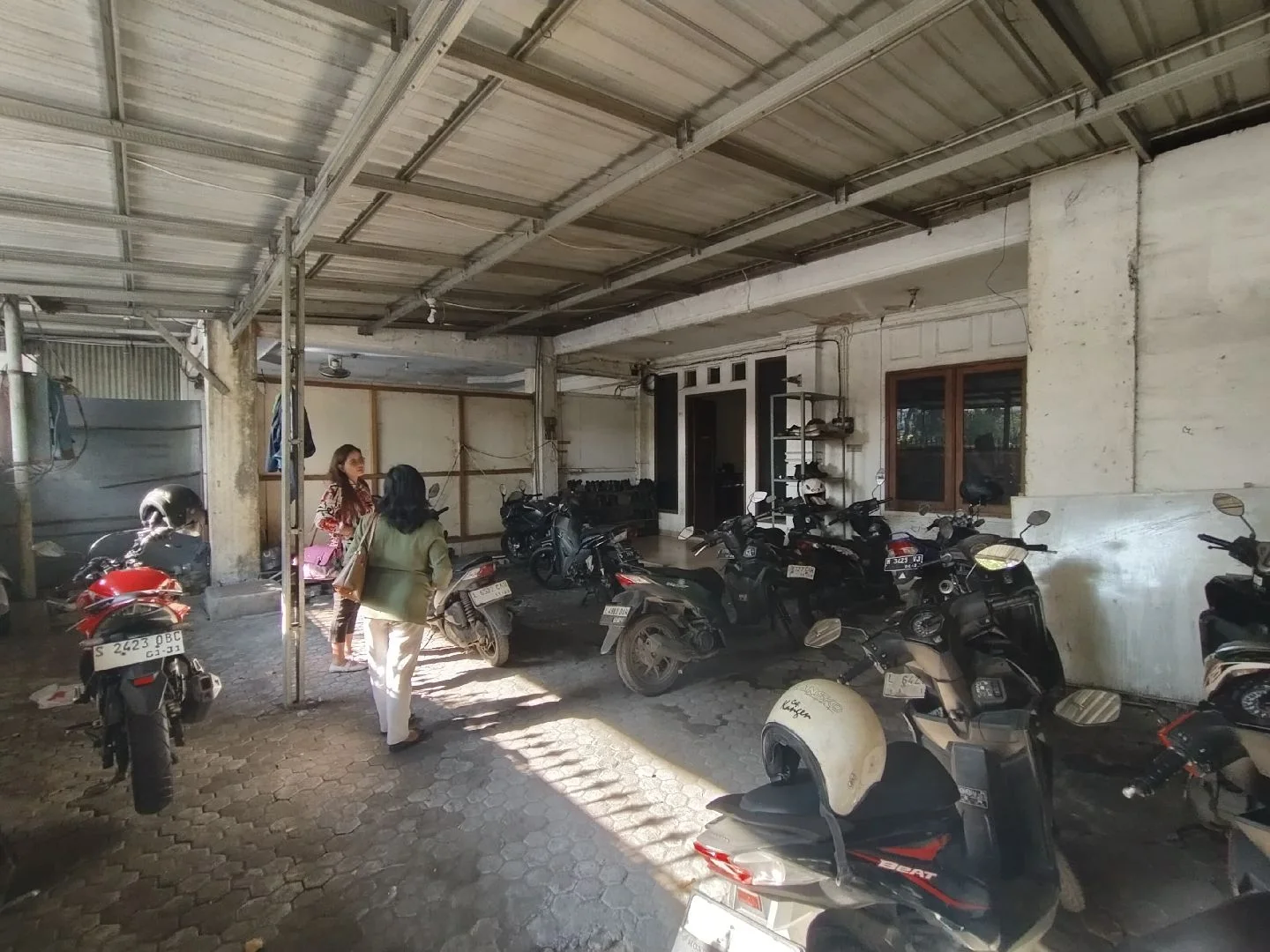 DIJUAL BANGUNAN 3 LANTAI DI PERAK TIMUR SURABAYA - Thumbnail 2