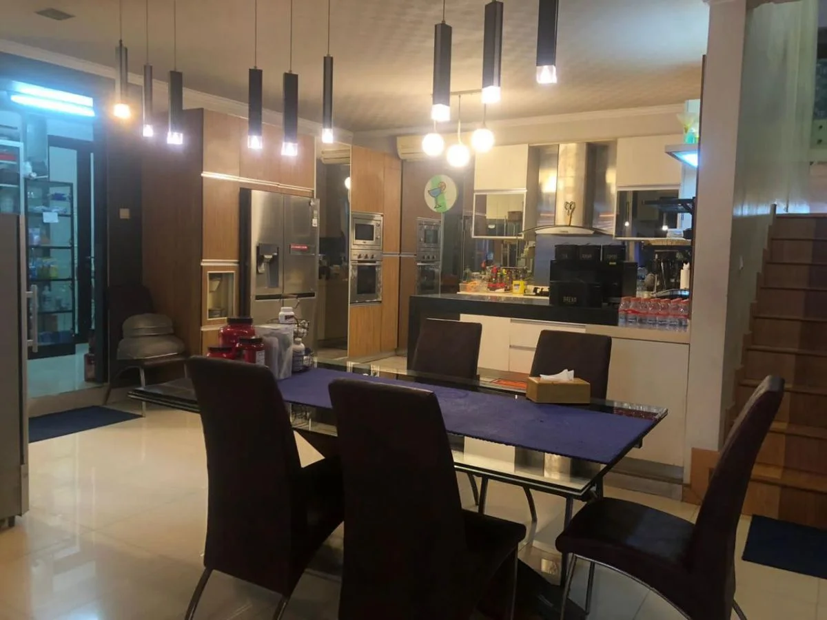 Dijual Rumah Mewah Impian Luas 2,5 Lantai Harga 10 Miliar di Wilayah Manyar Kartika Surabaya Timur - Thumbnail 2