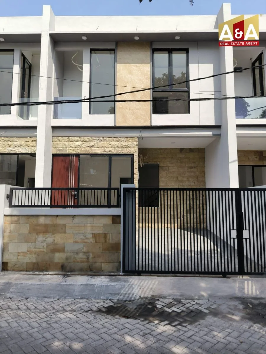 Dijual Rumah Bagus Terawat Unit Terbatas Dengan 3BR di Simpang Darmo Permai Selatan Surabaya Barat