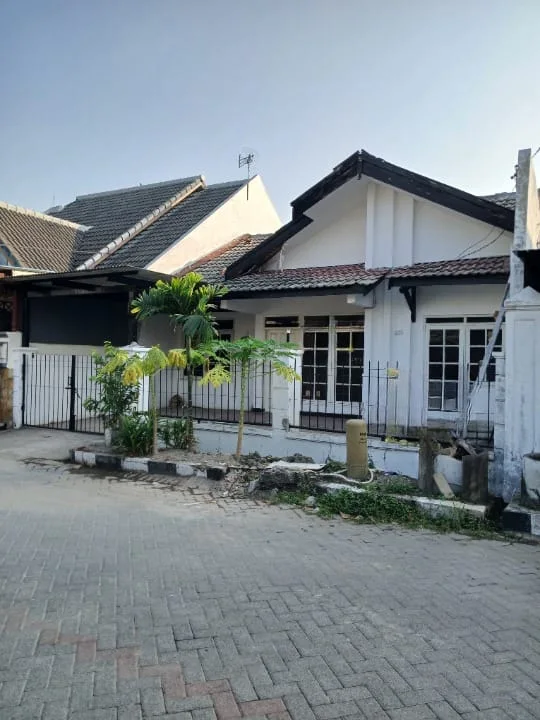 Disewakan Rumah Nyaman Strategis di Griya Babatan Mukti Surabaya Barat