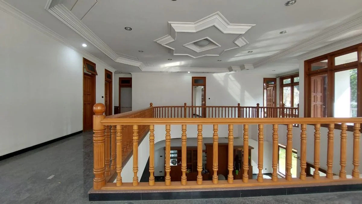 Disewakan Rumah Mewah Strategis di Graha Family Surabaya Barat