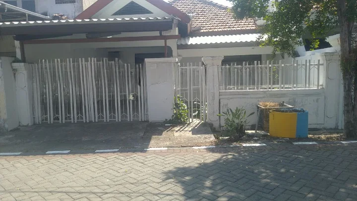 Dijual Rumah Nyaman Strategis di Barata Jaya Surabaya Timur