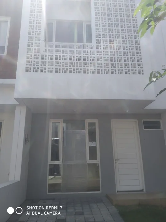 Disewakan Rumah Strategis di Dian Istana Oasia Surabaya Barat