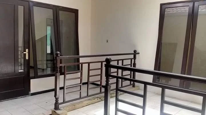 Dijual/Disewakan Rumah Strategis di Palm Spring Regency Wilayah Surabaya Selatan - Thumbnail 3