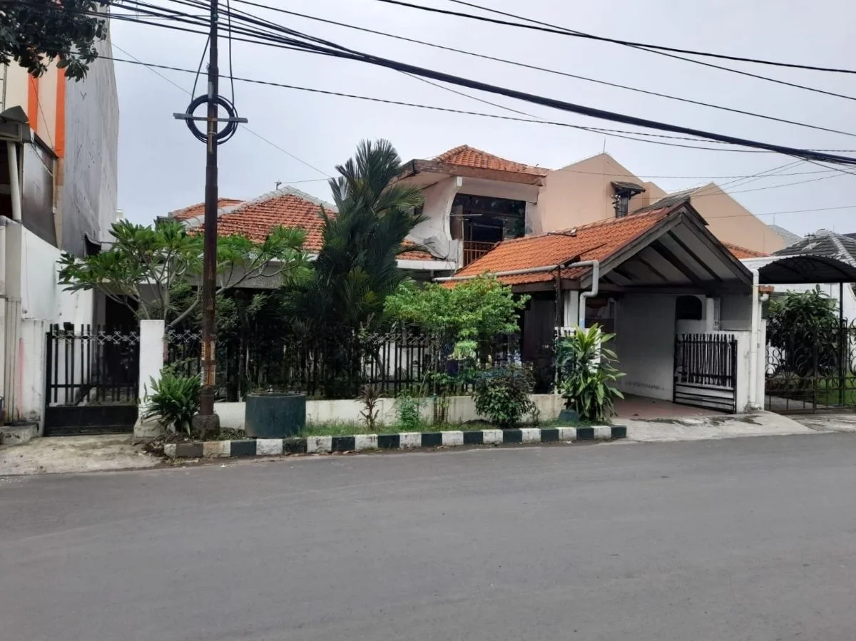 Dijual Rumah Strategis di Ketintang Surabaya Selatan