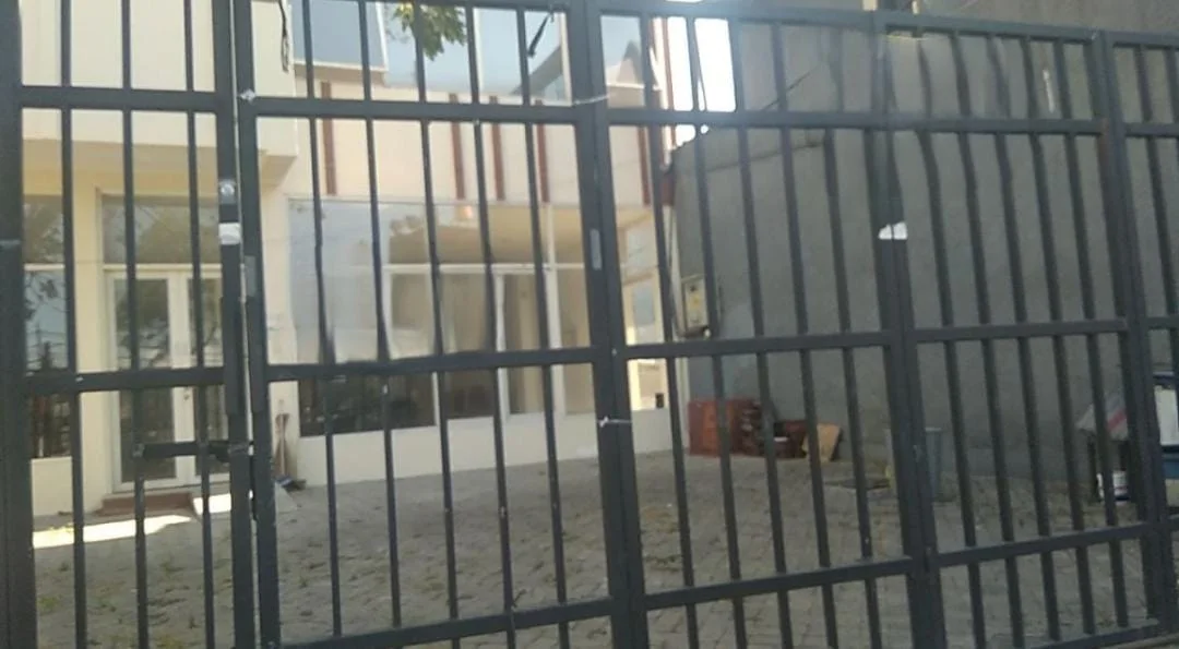 Disewakan Tempat Usaha Sangat Strategis di Surabaya Barat
