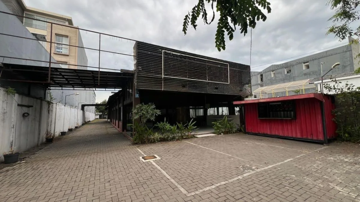 Disewakan Tempat Usaha Strategis di Arief Rahman Hakim Surabaya Timur