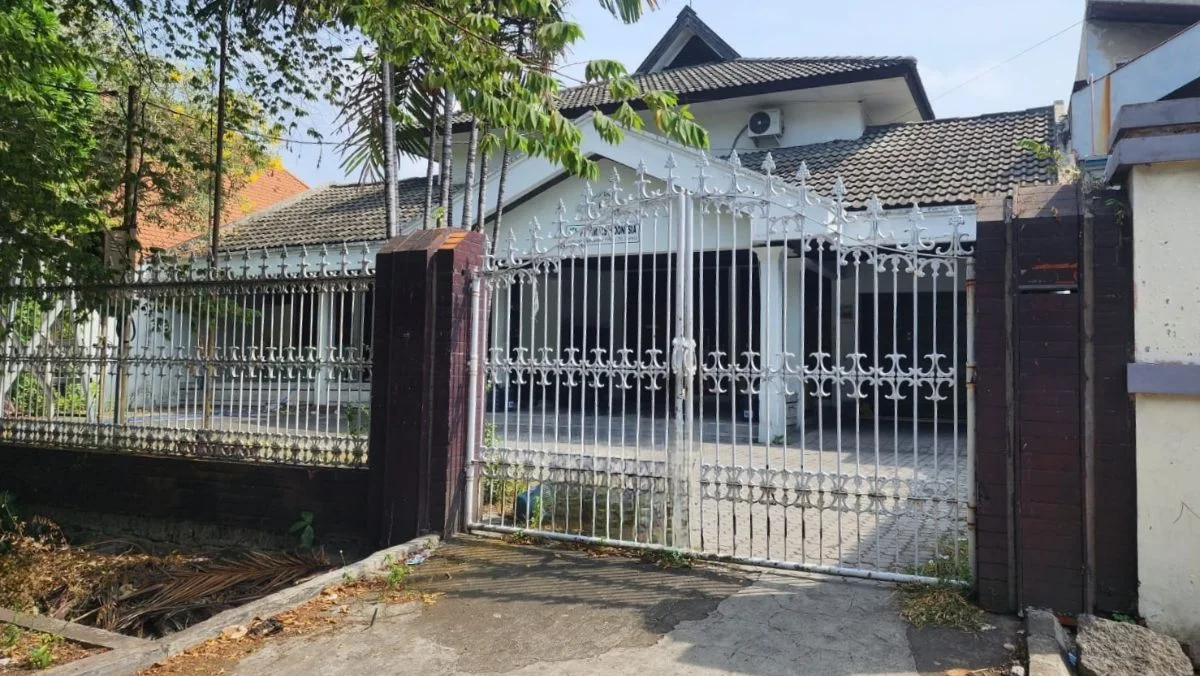 Disewakan Rumah Strategis di Jalan Khairil Anwar Surabaya Selatan