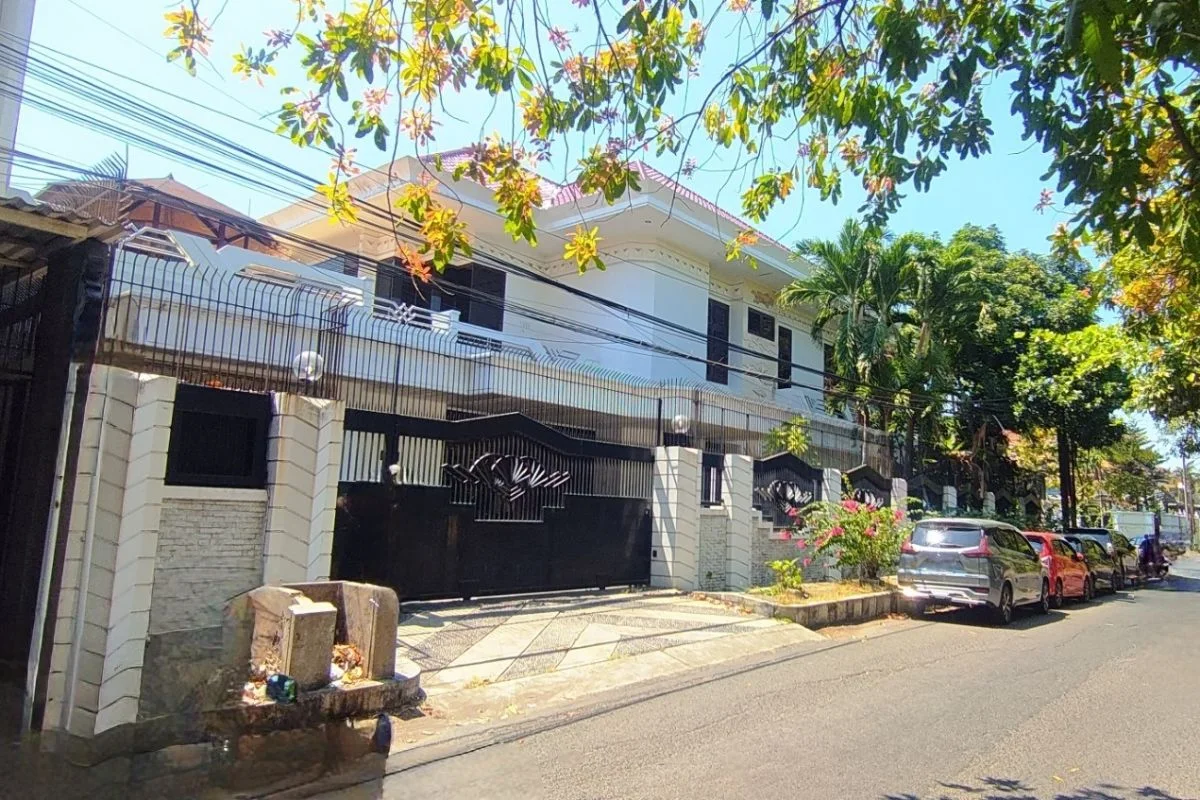 Dijual Cepat Rumah Mewah Hook di Raya Kupang Baru Surabaya Barat