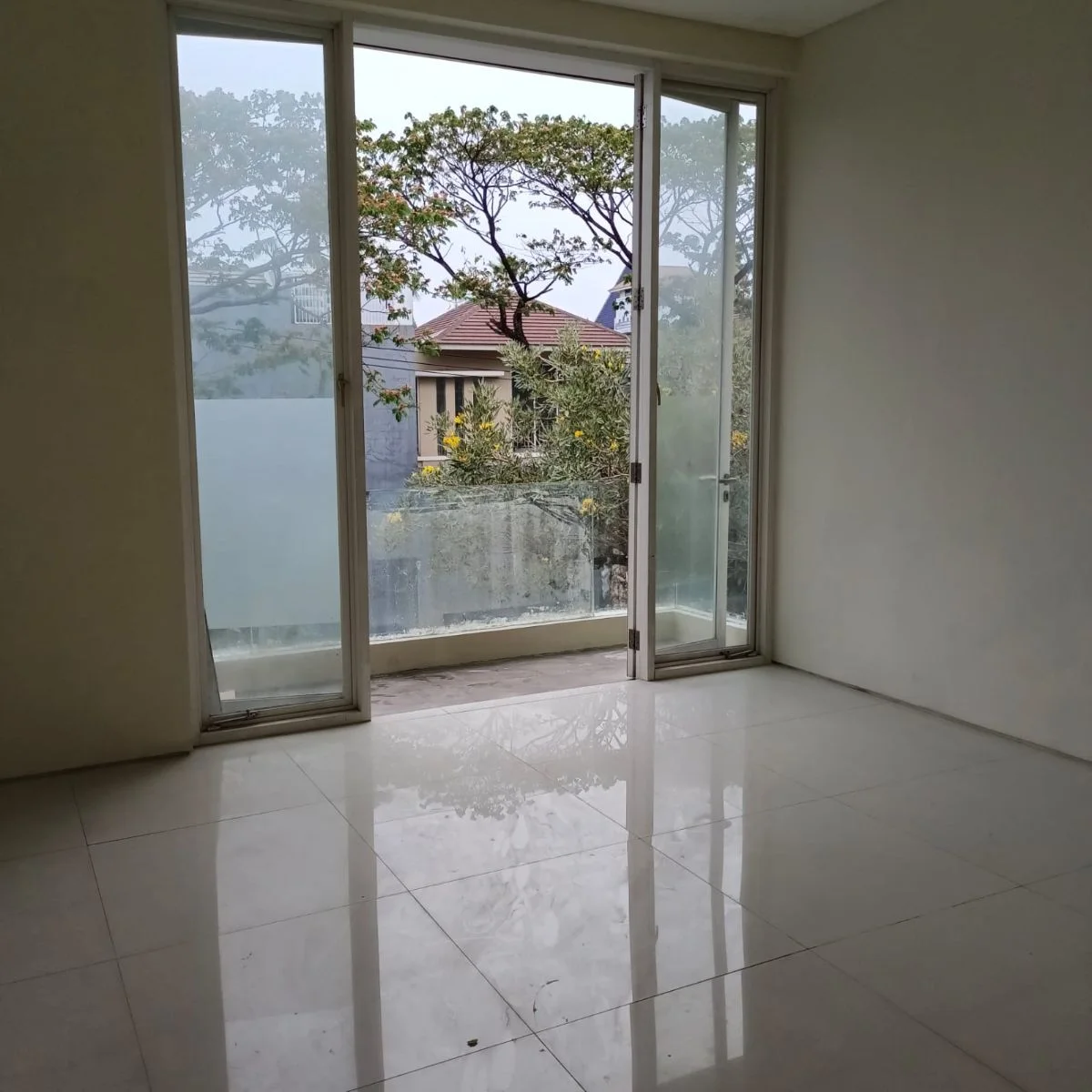 Dijual/Disewakan Rumah Siap Huni Bagus Nyaman di Royal Residence Surabaya Barat - Thumbnail 2