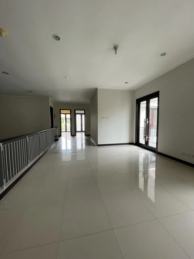 Disewakan Rumah Nyaman Favorit di Graha Family Surabaya Barat - Thumbnail 4