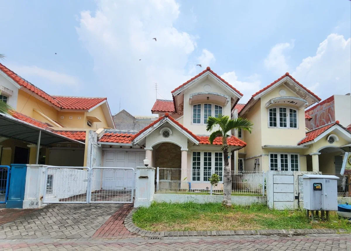 Dijual Rumah 2 Lantai Strategis di Villa Valensia Surabaya Barat