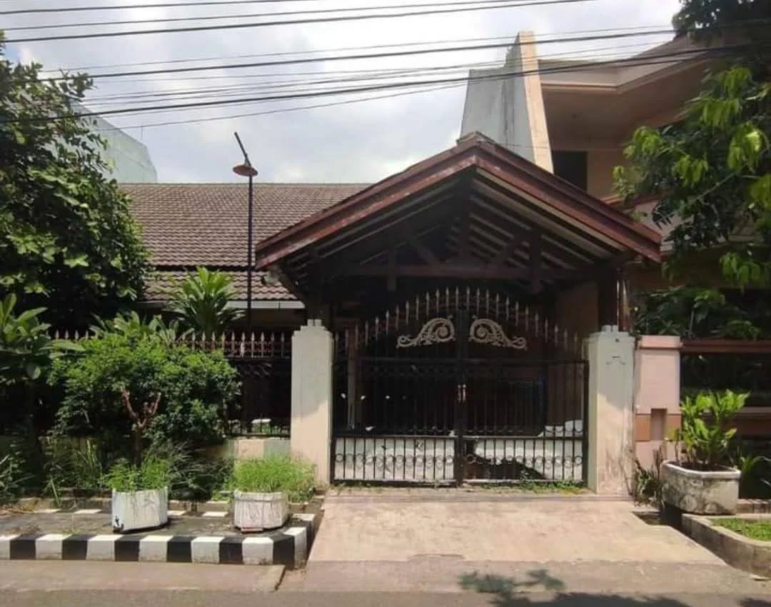 Jual Cepat Rumah Luas Lokasi Strategis Dekat Fasilitas Umum Surabaya Selatan