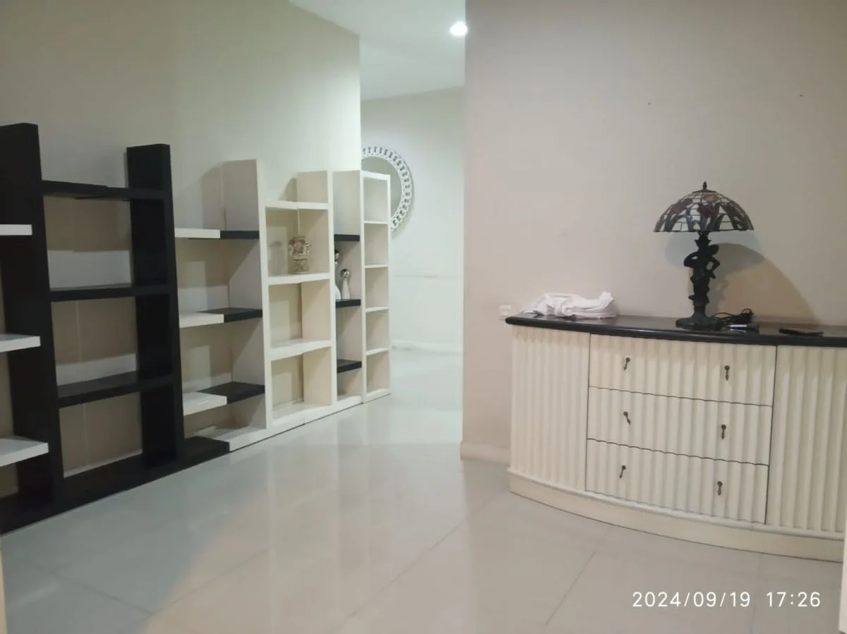 Disewakan Rumah Mewah 4 KT Nyaman Luas 400m² di Kawasan Prestisius Royal Residence Surabaya Barat - Thumbnail 2