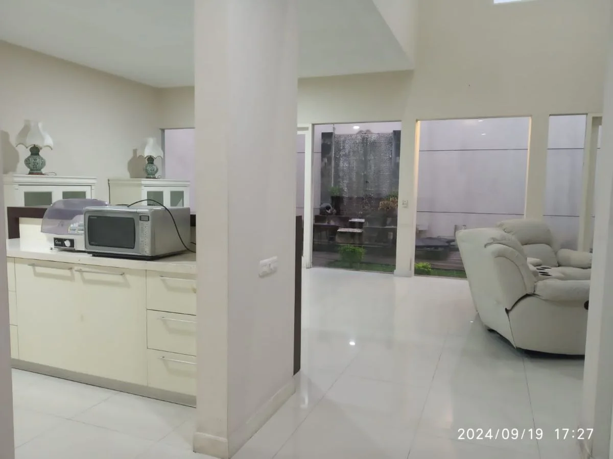 Disewakan Rumah Mewah 4 KT Nyaman Luas 400m² di Kawasan Prestisius Royal Residence Surabaya Barat - Thumbnail 3