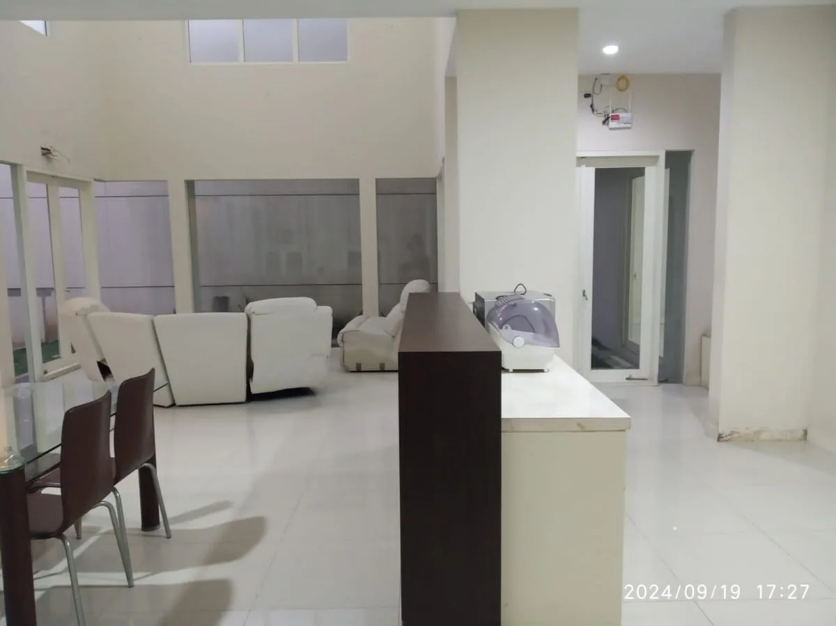 Disewakan Rumah Mewah 4 KT Nyaman Luas 400m² di Kawasan Prestisius Royal Residence Surabaya Barat - Thumbnail 4