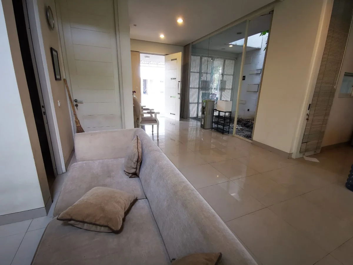Disewakan Rumah di Pakuwon Indah The Mansion Surabaya Barat - Thumbnail 3