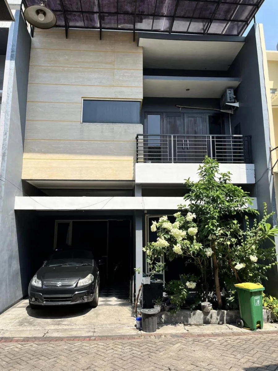 Dijual Rumah Siap Huni Strategis di Urban Mansion Tengah Kota Surabaya Timur