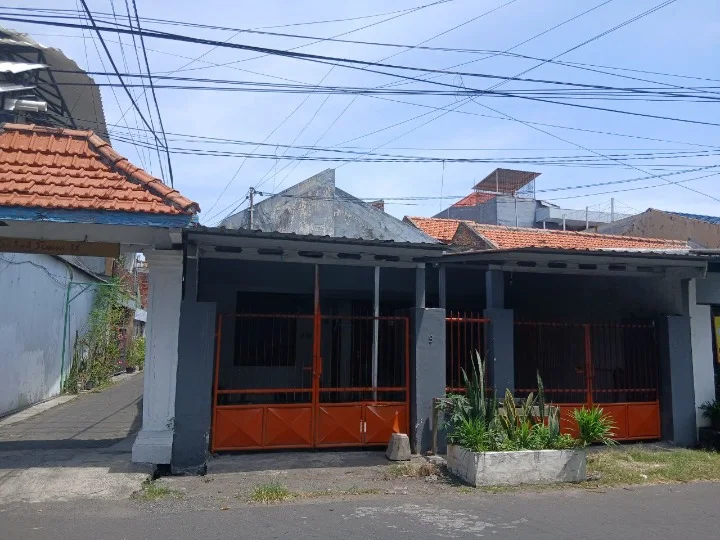 Dijual Rumah Nyaman dan Asri Lokasi Strategis Bratang Binangun Surabaya Timur