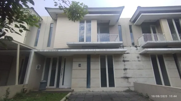 Dijual/Disewakan Rumah Lokasi Strategis di Greenlake Citraland Surabaya Barat