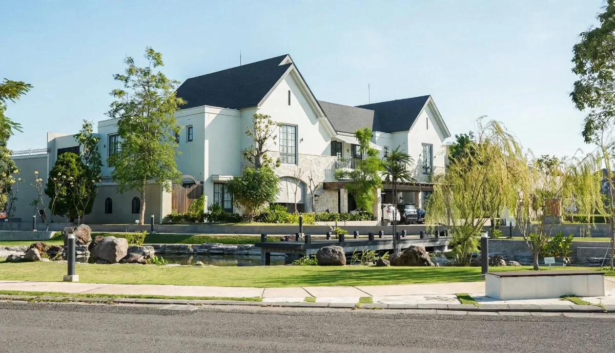 Dijual Rumah Mewah Baru di Grand Peninsula Park Surabaya Timur