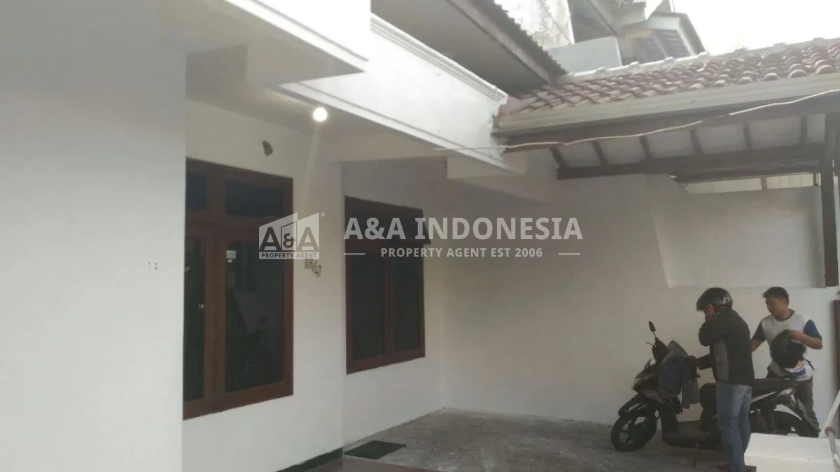 Disewakan Rumah Lokasi Strategis dan Siap Huni Klampis Semolo Timur Surabaya Timur . - Thumbnail 4