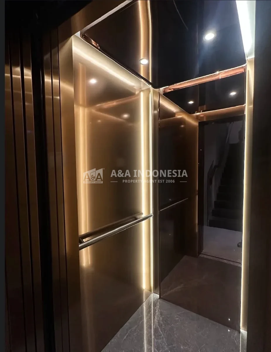 Dijual Rumah Mewah 3 Lantai Private Lift Royal Residence Surabaya Barat - Thumbnail 7