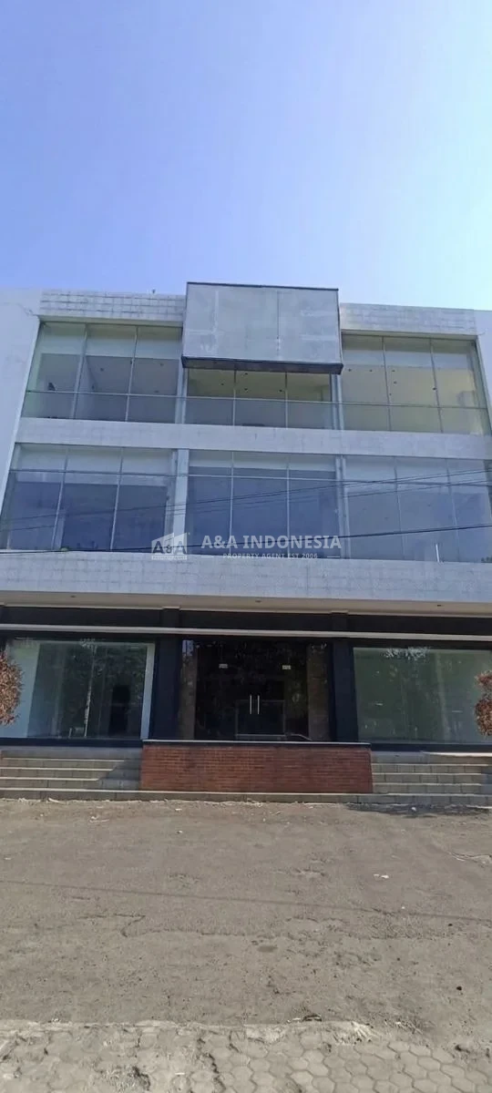 Disewakan Gedung Mewah 3,5 Lantai Kompleks Wonokitri Raya Mayjend Sungkono Lokasi Super Strategis Surabaya Barat