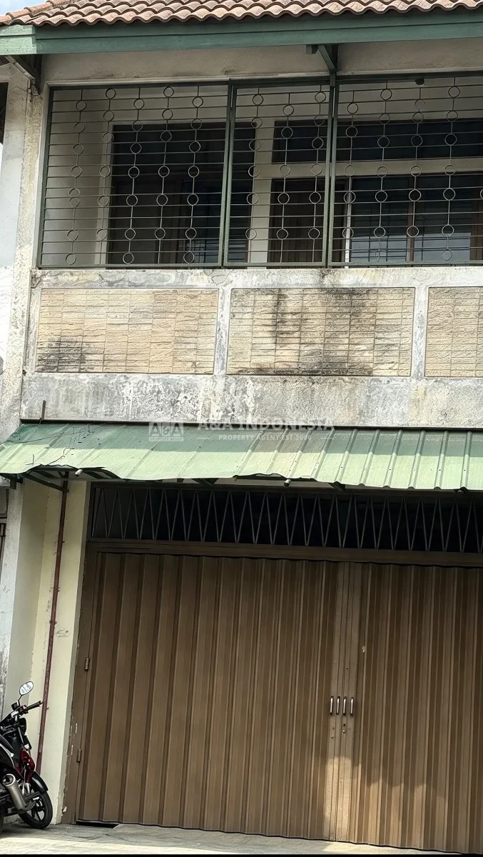 Disewakan Ruko 2,5 Lantai di Jalan Raya Mulyosari Surabaya Timur