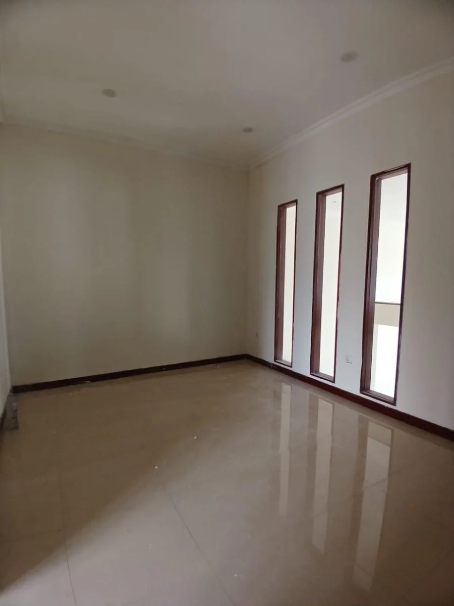 Dijual Rumah Mewah 2 Lantai bloc cantik di Graha Famili Surabaya Barat -Siap Huni - Thumbnail 5