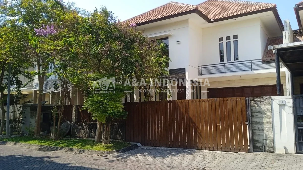 *_Dijual Rumah di Kawasan Elit Graha Family Surabaya Barat_*