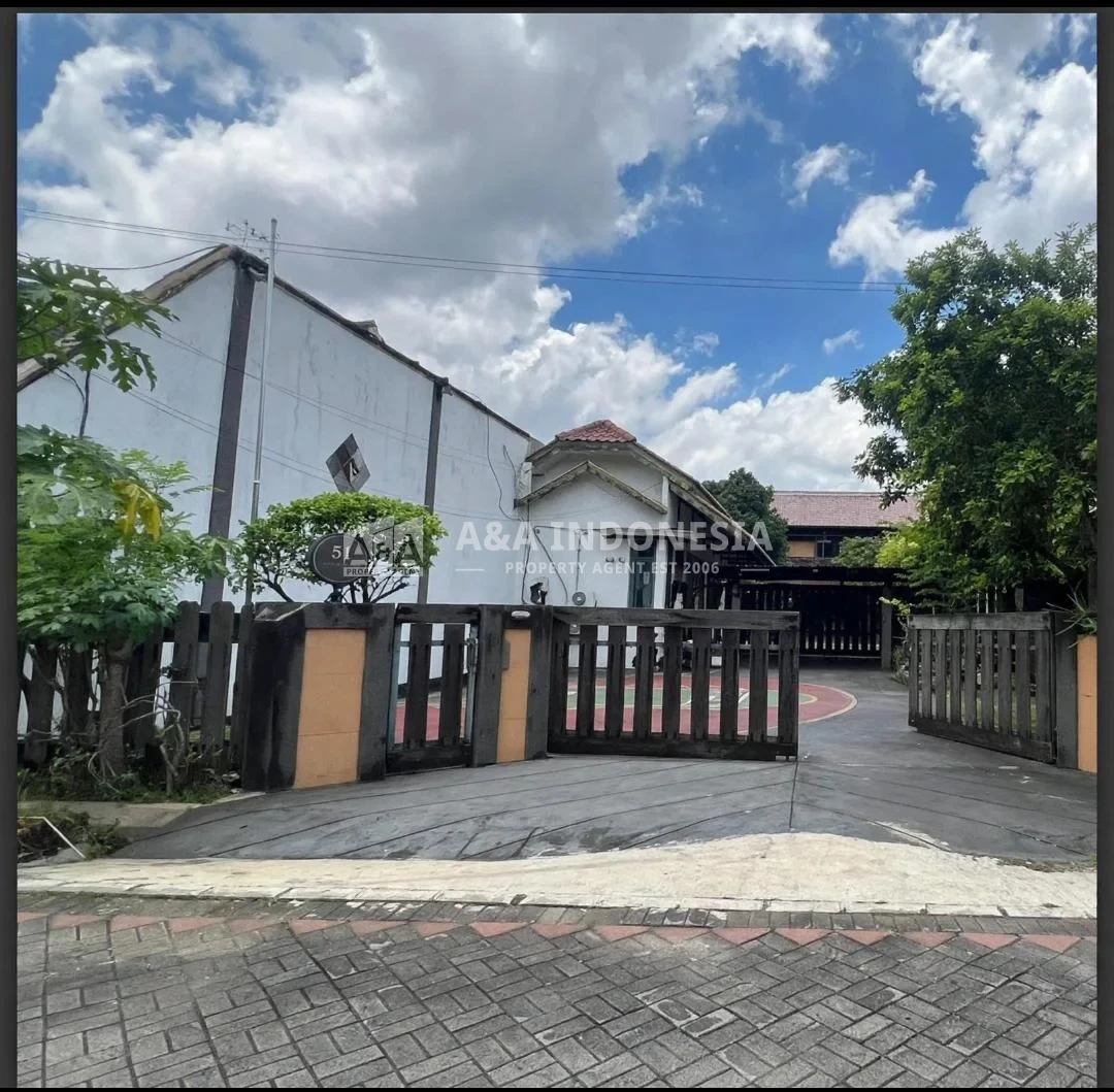 Dijual Rumah Mewah Dengan Tanah Luas di Surabaya Timur