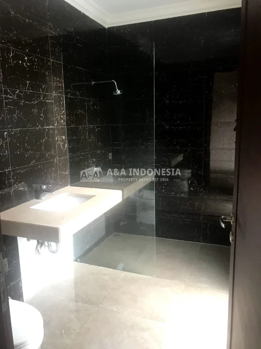 Dijual dan Disewakan Rumah Luas di Graha Natura Surabaya Barat – Bangunan 425m² dengan 6 Kamar Tidur - Thumbnail 8