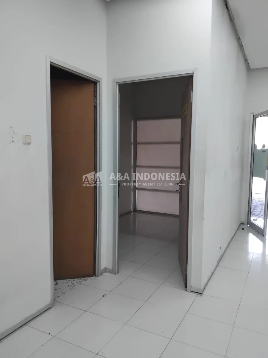 Disewakan Ruko 3 Lantai Strategis di Kayoon Surabaya Pusat - Thumbnail 4
