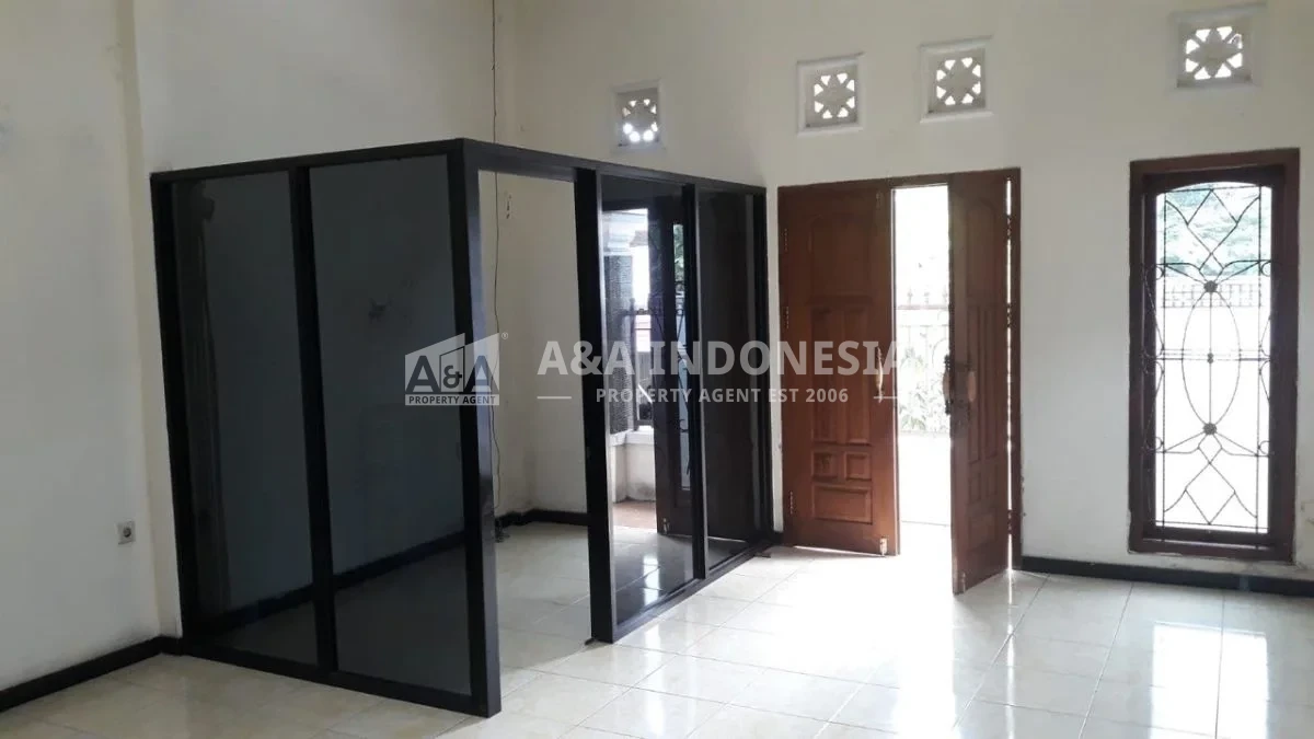 Disewakan Ruko 2 Lantai Di Jl. Imam Bonjol, Sananwetan, Kota Blitar - Thumbnail 2